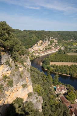  La Roque-Gageac manzaralı köy Dordogne nehri, Fransa