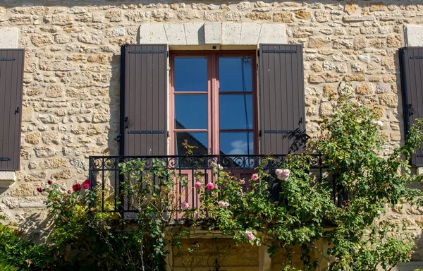 Fasada Budynku Kamienia Drewnianymi Okiennicami Carlux Doliny Dordogne Akwitania Francja — Zdjęcie stockowe