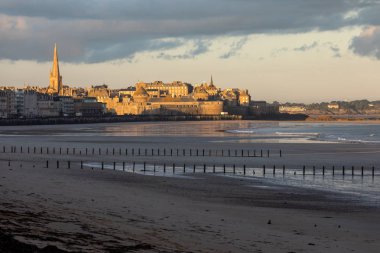 Plage du Sillon 'daki sabah ışığı ve duvarlarla çevrili şehir. Saint Malo, Fransa, Ille et Vilaine, Emerald Sahili