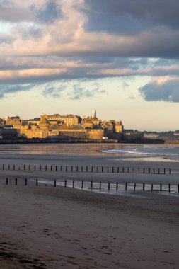 Plage du Sillon 'daki sabah ışığı ve duvarlarla çevrili şehir. Saint Malo, Fransa, Ille et Vilaine, Emerald Sahili