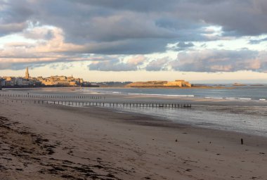 Plage du Sillon 'daki sabah ışığı ve duvarlarla çevrili şehir. Saint Malo, Fransa, Ille et Vilaine, Emerald Sahili
