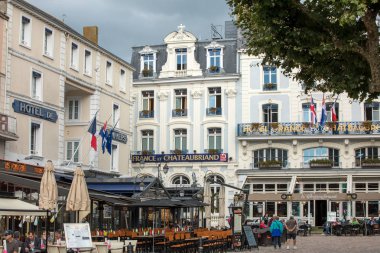Saint Malo, Brittany, Fransa - 14 Eylül 2018: Saint Malo, Brittany, Fransa 'da Chateaubriand Meydanı' nda insanların açık havada yemek yediği restoranlar