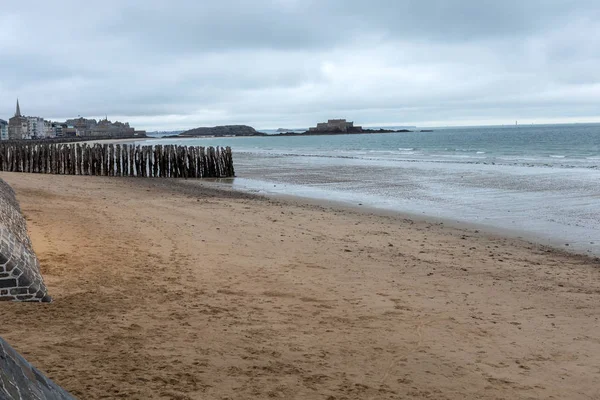 Utsikt Över Stranden Och Gamla Stan Saint Malo Bretagne Frankrike — Stockfoto