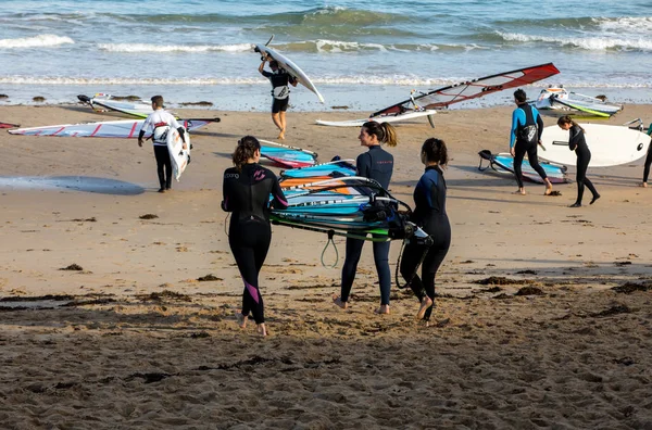 サンマロ フランス 2018年9月15日 フランス ブルターニュのサンマロにあるウィンドサーフィンの学校の未確認の人々 — ストック写真