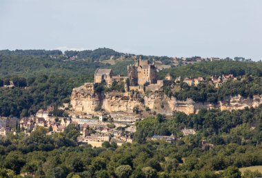  Dordogne Nehri 'nin üzerindeki kireçtaşı uçurumunda yükselen Ortaçağ Şatosu Beynac. Fransa, Dordogne Bölümü, Beynac-et-Cazenac