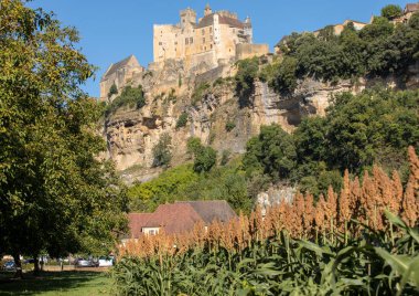 Beynac et Cazenac, Fransa - 4 Eylül 2018: Dordogne Nehri üzerindeki bir kireçtaşı uçurumunda yükselen Ortaçağ Şatosu. Fransa, Dordogne Bölümü, Beynac-et-Cazenac