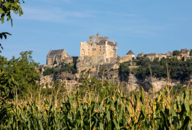 Dordogne Nehri 'nin üzerindeki kireçtaşı uçurumunda yükselen Ortaçağ Şatosu Beynac. Fransa, Dordogne Bölümü, Beynac-et-Cazenac