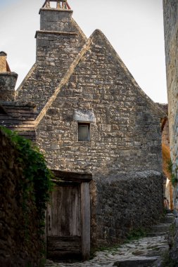 Geleneksel Beynac-et-Cazenac, Fransa 'daki antik ev ve kaldırım taşı sokağına sahip tipik Fransız kasabası.