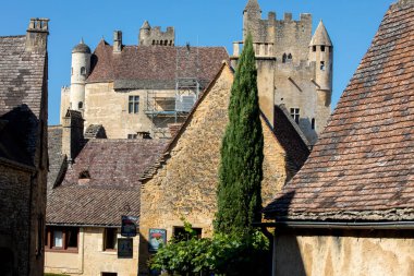  Dordogne Nehri 'nin üzerindeki kireçtaşı uçurumunda yükselen Ortaçağ Şatosu Beynac. Fransa, Dordogne Bölümü, Beynac-et-Cazenac