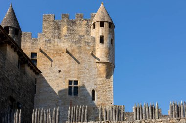  Dordogne Nehri 'nin üzerindeki kireçtaşı uçurumunda yükselen Ortaçağ Şatosu Beynac. Fransa, Dordogne Bölümü, Beynac-et-Cazenac
