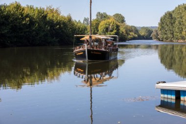 Beynac et Cazenac, Dordogne, Fransa - 4 Eylül 2018: Fransa 'da La Roque-Gageac, Aquitaine, Fransa' da Dordogne nehrinde Fransızca gabare adı verilen bir turist botu