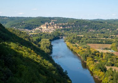  Ortaçağ Şatosu Beynac 'ı, Castelnaud' dan görünen Dordogne Nehri üzerindeki kireçtaşı uçurumunda yükseliyor. Fransa, Dordogne Bölümü, Beynac-et-Cazenac