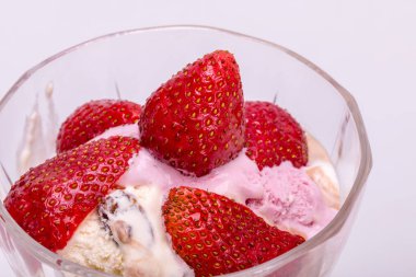 Dondurma ve beyaz arka planda izole edilmiş taze olgun çilekler. 