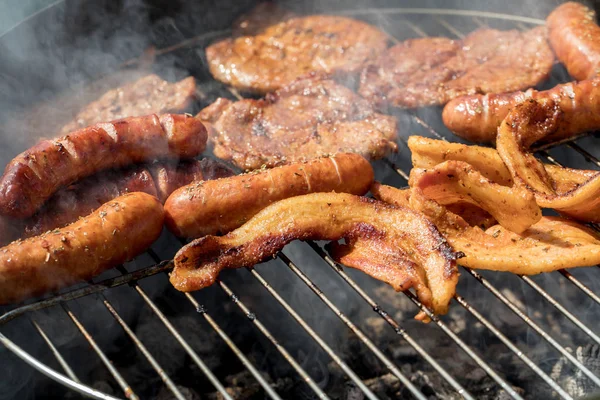 Ohälsosam Men Välsmakande Grillad Korv Och Kött — Stockfoto