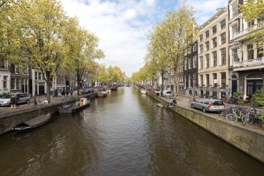 Amsterdam, Hollanda - 20 Nisan 2017: Canal sahne bir bisiklet, tekne ve Red Light District geleneksel Hollanda evleri ile. Amsterdam. Hollanda