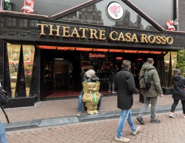 Amsterdam, Hollanda - 20 Nisan 2017: Tiyatro Casa Rosso, Amsterdam, Hollanda. Red light district (De Wallen) kendi canlı seks gösterileri için ünlü kulübü.