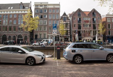 Amsterdam, Hollanda - 20 Nisan 2017: puan Amsterdam'da bir yolda şarj içine takılı elektrikli araçlar