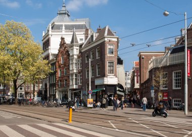 Amsterdam, Hollanda - 20 Nisan 2017: Amsterdam evde güneşli bir yoIda. Amsterdam - Hollanda'nın başkenti ve en büyük. 1814 beri krallığın başkenti olduğunu. 