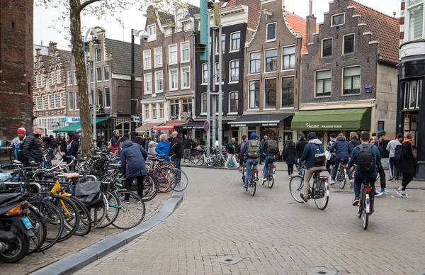 Amsterdã Holanda Abril 2017 Muitos Estacionamentos Bicicletas Amsterdã Holanda Bicicleta — Fotografia de Stock