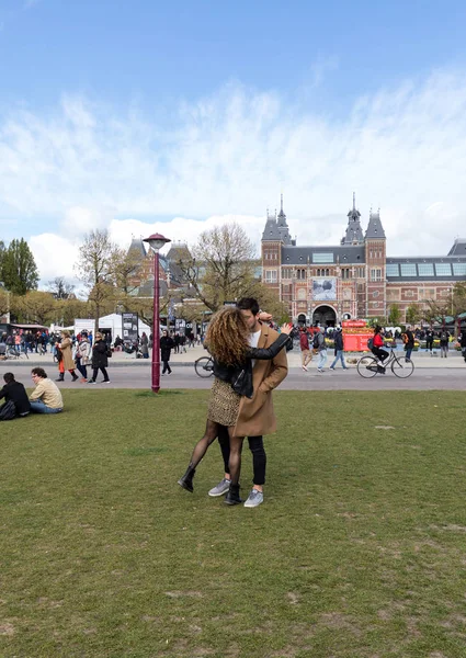 Amsterdam Pays Bas Avril 2017 Jeune Couple Embrasse Devant Musée — Photo