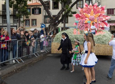 Funchal; Madeira; Portekiz - 22 Nisan; 2018: parade, Madeira çiçek Festivali, Funchal, Madeira, Portekiz, renkli kostümleri kızlar son anlarıyla