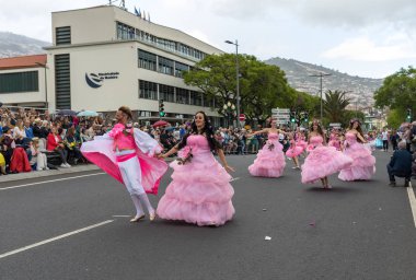 Funchal; Madeira; Portekiz - 22 Nisan; 2018: bir grup insan pembe kostümleri dans Madeira çiçek Festivali geçit töreninde Funchal, Madeira Adası üzerinde. Portekiz.