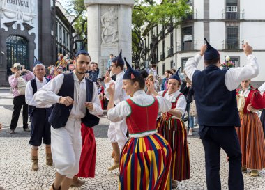 Funchal, Portekiz - 19 Nisan 2018: Halk müzisyenler ve dansçılar Avenida Arriaga Funchal Madeira Adası, Portekiz performans.