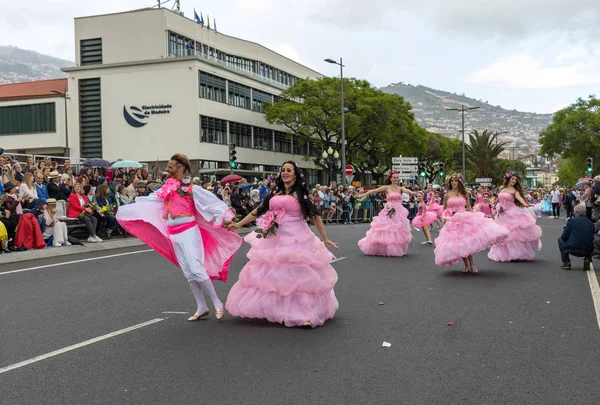 フンシャル マデイラ ポルトガル 2018 ピンク衣装の人々 のグループはマデイラ島のフンシャル マデイラの花フェスティバル パレードで踊っています ポルトガル — ストック写真