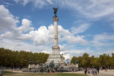  Bordeaux, Fransa - 9 Eylül 2018: Esplanade des Quinconces, Bordeaux 'daki Girondins Anıtı. Fransa