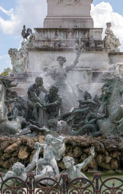 Bordeaux, Fransa - 9 Eylül 2018: Esplanade des Quinconces, Bordeaux 'daki Girondins Anıtı. Fransa