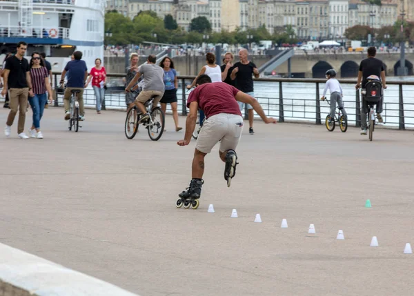 Bordeaux France September 2018 Rollschuhläuferin Führt Akrobatik Quai Lousi Xviii — Stockfoto