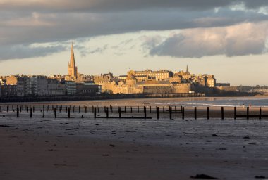 Plage du Sillon 'daki sabah ışığı ve duvarlarla çevrili şehir. Saint Malo, Fransa, Ille et Vilaine, Emerald Sahili