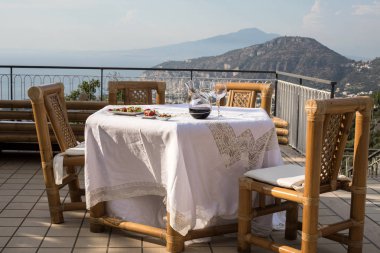 Napoli körfezindeki villasının ve Vesuvius bakan terasta yemek tablo için hazır. Sorrento. İtalya
