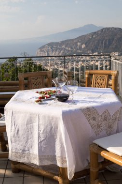 Napoli körfezindeki villasının ve Vesuvius bakan terasta yemek tablo için hazır. Sorrento. İtalya
