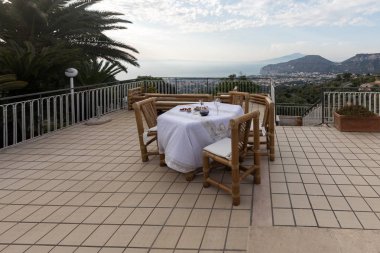 Napoli körfezindeki villasının ve Vesuvius bakan terasta yemek tablo için hazır. Sorrento. İtalya