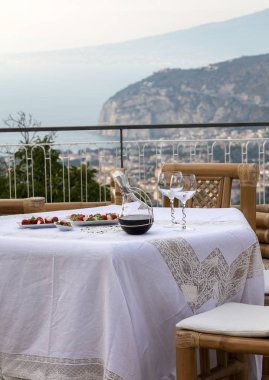 Napoli körfezindeki villasının ve Vesuvius bakan terasta yemek tablo için hazır. Sorrento. İtalya