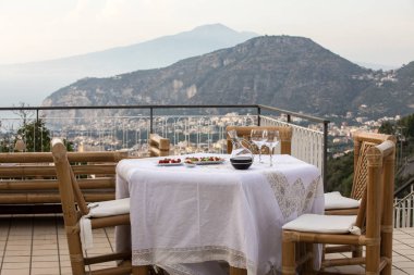 Napoli körfezindeki villasının ve Vesuvius bakan terasta yemek tablo için hazır. Sorrento. İtalya