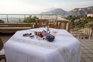 Napoli körfezindeki villasının ve Vesuvius bakan terasta yemek tablo için hazır. Sorrento. İtalya