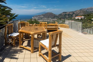 Napoli Körfezi ve Vezüv Körfezi 'ne bakan terastaki sandalye ve masa. Sorrento. İtalya