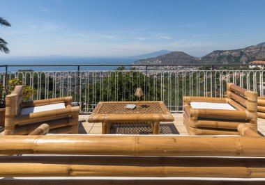 Koltuklar ve masa Napoli Körfezindeki villasının ve Vesuvius bakan terasta. Sorrento. İtalya