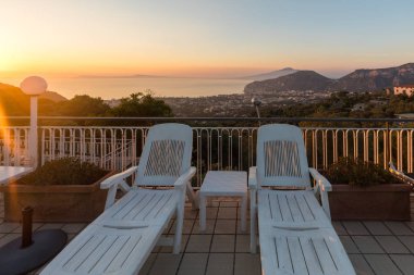 Napoli Körfezi ve Vezüv manzaralı Amalfi kıyısında yüzme havuzu. Sorrento. İtalya