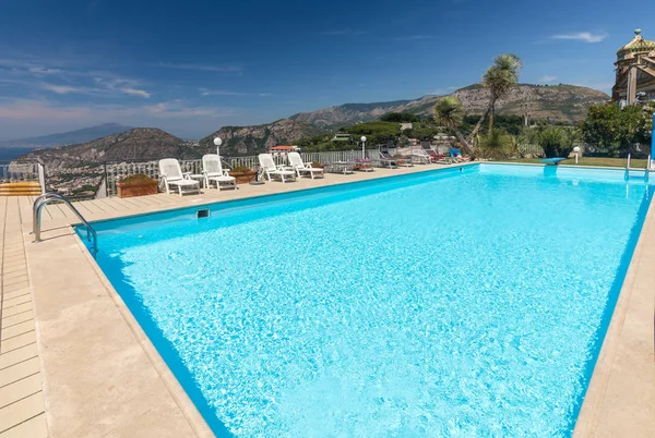 Zwembad Aan Amalfikust Met Uitzicht Golf Van Napels Vesuvius Het — Stockfoto