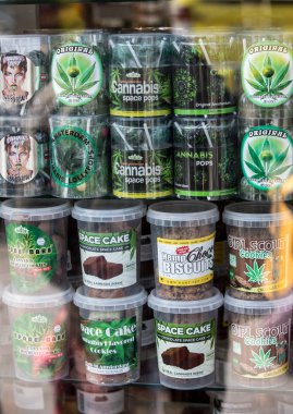 Amsterdam, Hollanda - 20 Nisan 2017: Vitrin Amsterdam, Hollanda'da esrar çerezleri bir seçim