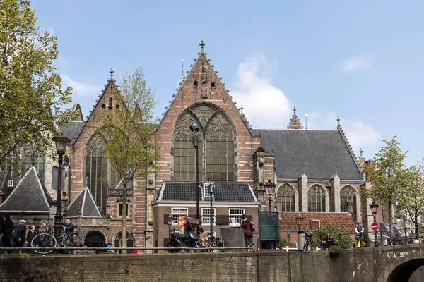 Amsterdam, Hollanda - 20 Nisan 2017: Oude Kerk Oudekerksplein Amsterdam, Hollanda, Hollanda 