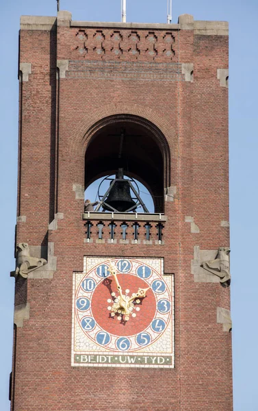Beurs van Berlage Damrak, Amsterdam, Hollanda'nın merkezinde üzerinde bir tarihi bina - Saat Kulesi