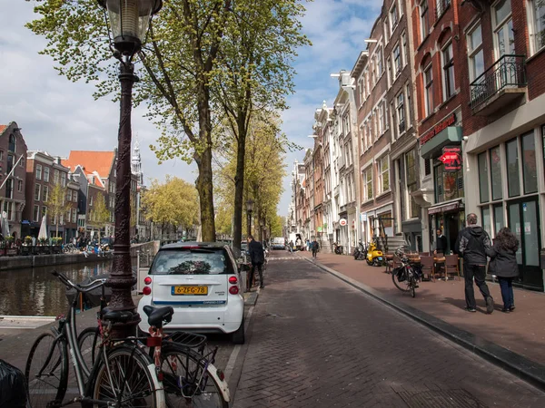 Amsterdã Holanda Abril 2017 Cena Canal Com Bicicletas Casas Holandesas — Fotografia de Stock