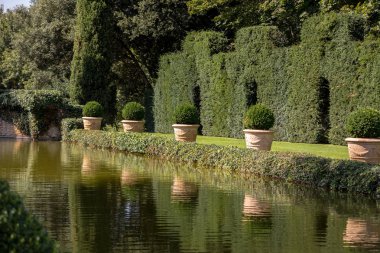 Dordogne 'daki güzel Jardins du Manoir d Eyrignac. Fransa 