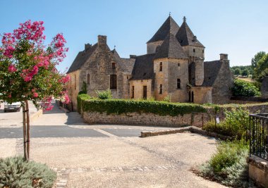 Saint cinler güzel bir olduğunu; köy Montignac ve Sarlat arasında. Köyün merkezinde kilise Notre Dame de l'Assomption ve kale oluşan güzel bir topluluk var. Perigord; Dordogne; Fransa