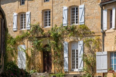 Saint cinler güzel bir olduğunu; köy Montignac ve Sarlat arasında. Köyün merkezinde kilise Notre Dame de l'Assomption ve kale oluşan güzel bir topluluk var. Perigord; Dordogne; Fransa