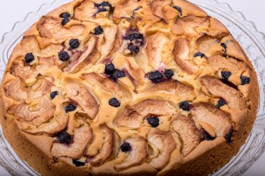 Taze pişmiş meyveli tatlı kek.